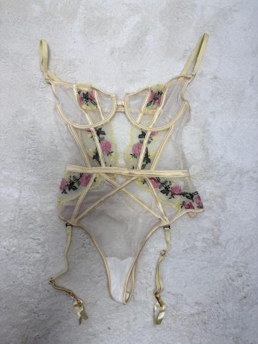 Csipke body